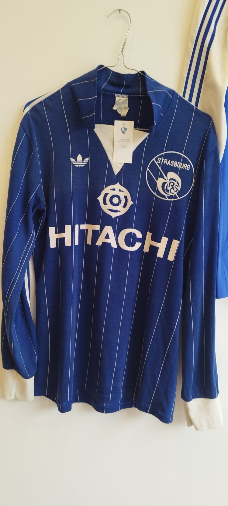 Une boutique éphémère de maillots de foot vintage ouvre à Lille - France  Bleu